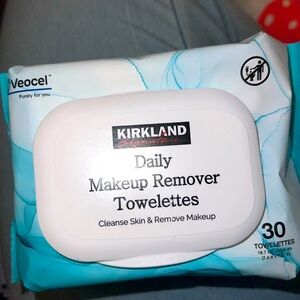 Makeup removal towelettes